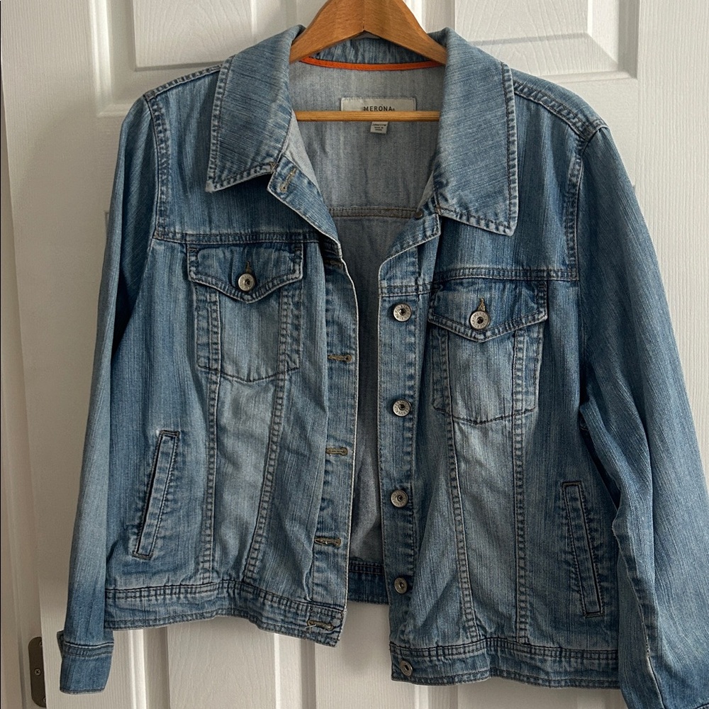 Women Jean jacket size 20W/22W
Short Jean jacket good condition